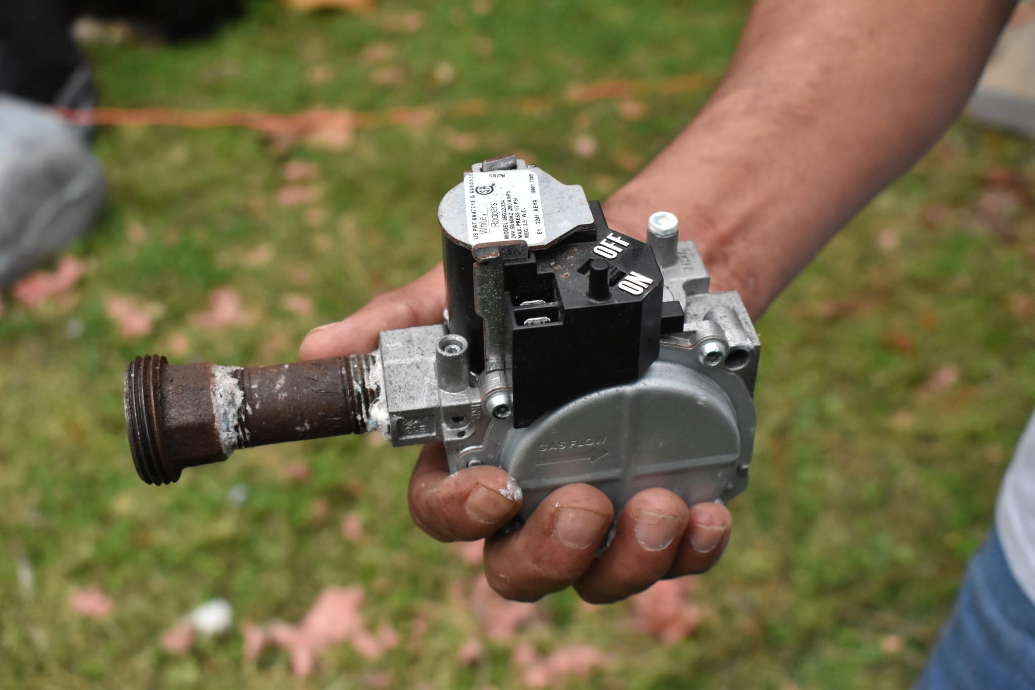 Replacement gas valve for a residential furnace